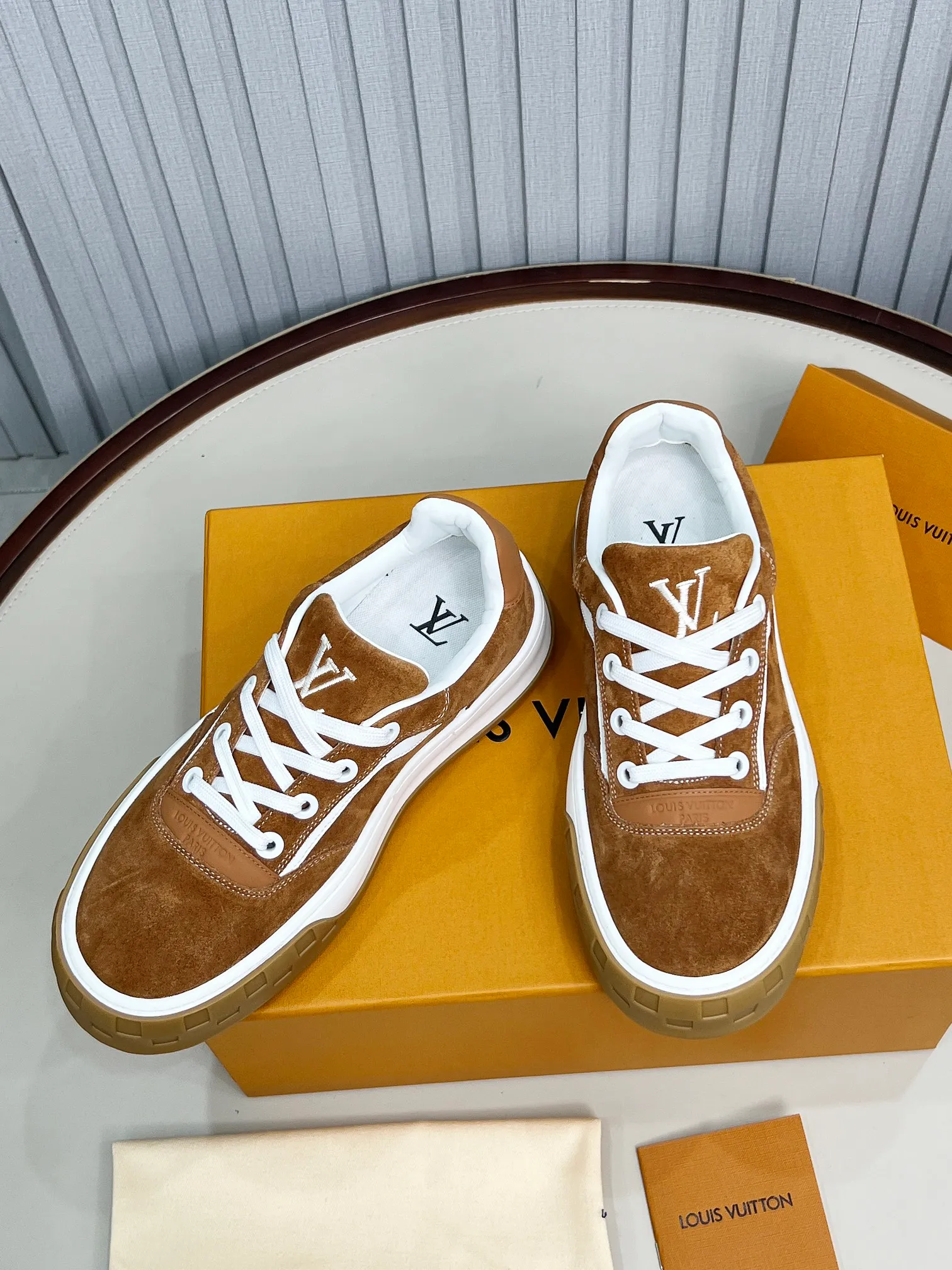 p620💰Men's shoes ❤️❤️❤️Top version LV-Louis Vuitton-Classic catwalk new style Air glue process·Original 1:1 development and reproduction! ! The upper foot is very comfortable. It is made of luxurious materials and fine workmanship. The midsole is printed with English letters "Made in Europe". The upper is made of calfskin imported from Italy. The side is decorated with the brand's LOGO and signature. The latest latex foot pads and mesh lining make the foot feel super comfortable. The original two-color TPU combination outsole is specially provided by the original factory. Bag technology Goodyear stitched edges Fabric: Exclusive custom first-layer cowhide Accessories: Exclusive private model Vuitton logo, lining: Customized silk mesh lining - first-layer silk cowhide lining Outsole: TPU combination outsole wear-resistant, non-slip and anti-yellowing Foot pads: new latex pads-mesh sweat-absorbent Counter technology: fully computerized sewing machine wire drawing Toe box back cover Hot and cold shaping Full set of pull-top last with medium and low logo pattern Code number 39-45